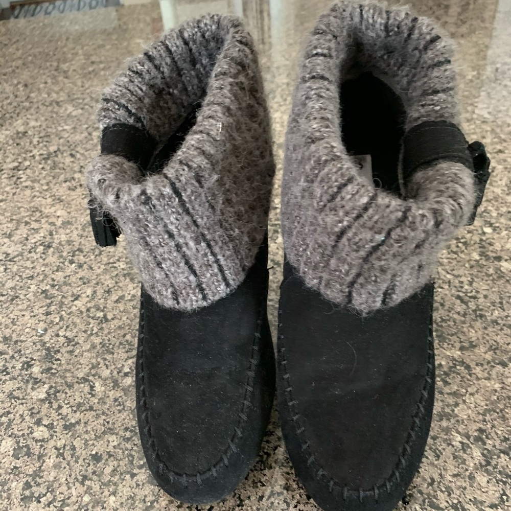 Size 8.5 Airwalks fur lined booties.  Great shape